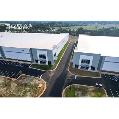 Conception d'une salle de construction industrielle avec une structure en acier de connexion à boulons