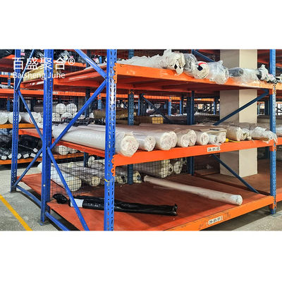 Conception d'une salle de construction industrielle avec une structure en acier de connexion à boulons