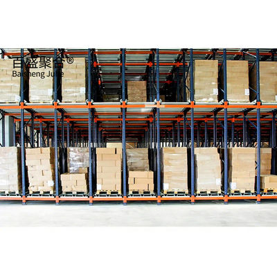 Conception d'une salle de construction industrielle avec une structure en acier de connexion à boulons