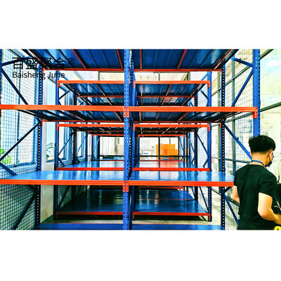 Conception d'une salle de construction industrielle avec une structure en acier de connexion à boulons