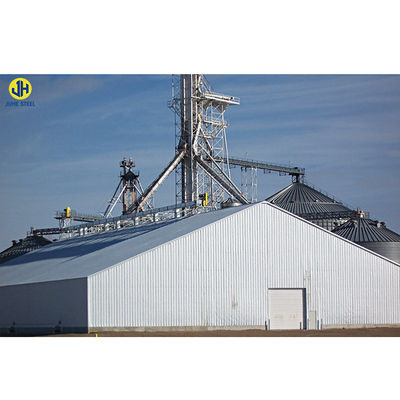 Atelier de construction de structures industrielles en acier avec porte coulissante et acier à faible teneur en carbone