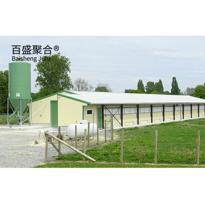 Édifice de ferme de volaille de poulets de chair de poule préfabriqué de grande capacité avec toit en panneaux sandwich