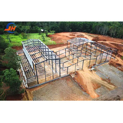 Atelier de construction en acier dans un entrepôt avec fenêtre en alliage d'aluminium et cadre métallique en acier