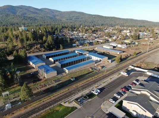 Atelier de construction en acier dans un entrepôt avec fenêtre en alliage d'aluminium et cadre métallique en acier