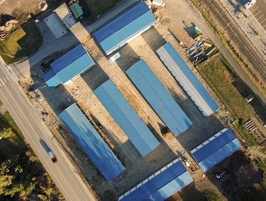 Atelier de construction en acier dans un entrepôt avec fenêtre en alliage d'aluminium et cadre métallique en acier