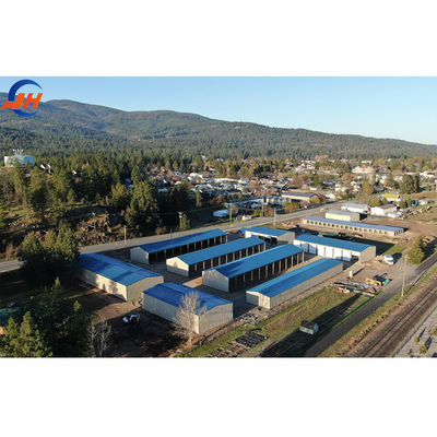 Atelier de construction en acier dans un entrepôt avec fenêtre en alliage d'aluminium et cadre métallique en acier