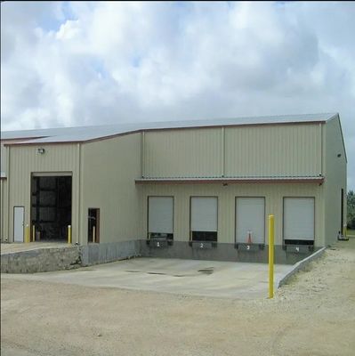 Entrepôt de fabrication de structures en acier pour l'industrie légère