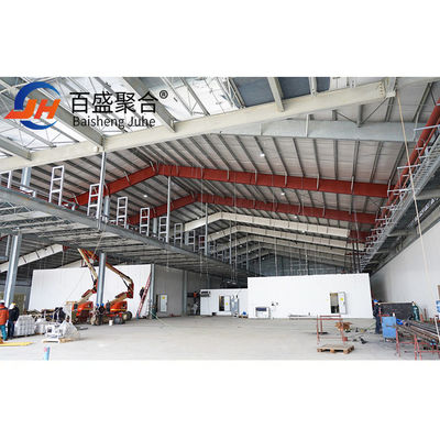 Construction d'un gymnase de grande hauteur à l'aide d'une structure en acier préfabriquée