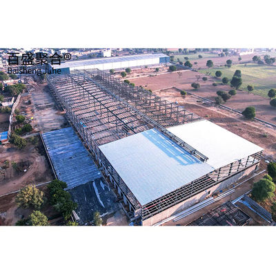 Structure en acier préfabriquée avec toit en panneaux sandwich