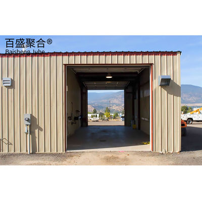 Construction préfabriquée d'une structure en acier, atelier de conception d'un garage avec un toit en tôle unique