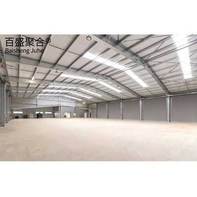 Construction d'une usine industrielle avec une structure en acier à faible teneur en carbone